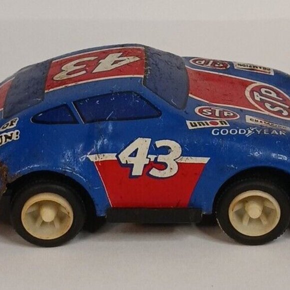 Pit Row #43 Richard Petty STP Friction Drive Toy (Not Working) Has Wear Vintage - Picture 4 of 9